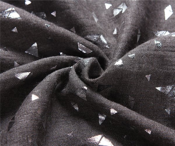 langer Schal mit Dreieck Muster von intrigue in grau mit Metalldruck, Polyestergemisch